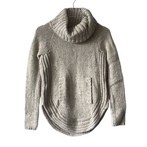 💜 7 for $15 💜 Beige sweater with pocket thick cable knit luxurious